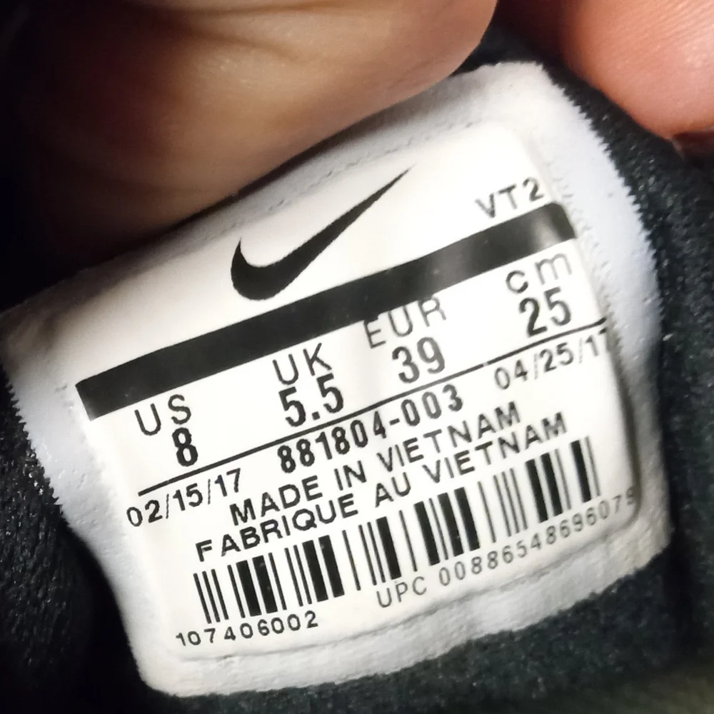 Ladies Nike shoes - Picture 2 of 2